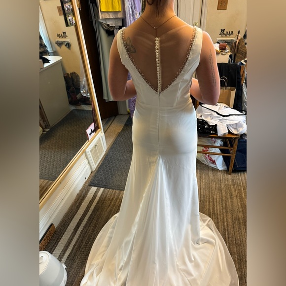 Size 10 Elegant Wedding Dress - Picture 3 of 3